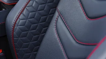 Primer plano de la tapicería con costuras de alta calidad del DBS Superleggera.