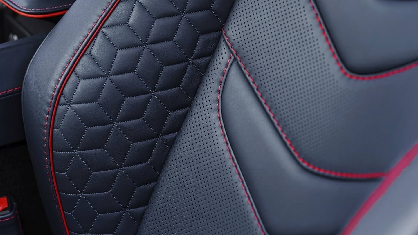 Primer plano de la tapicería con costuras de alta calidad del DBS Superleggera.