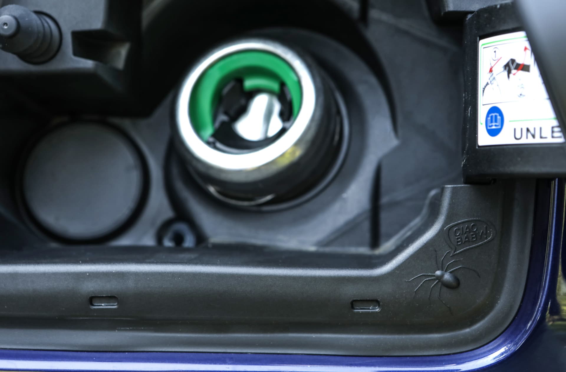 Detalle del puerto de carga del Jeep Renegade híbrido enchufable.