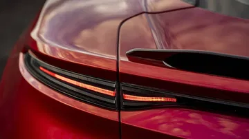 Vista cercana de la luz trasera del Aston Martin DBS Superleggera.