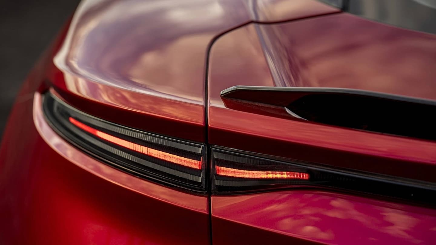 Vista cercana de la luz trasera del Aston Martin DBS Superleggera.