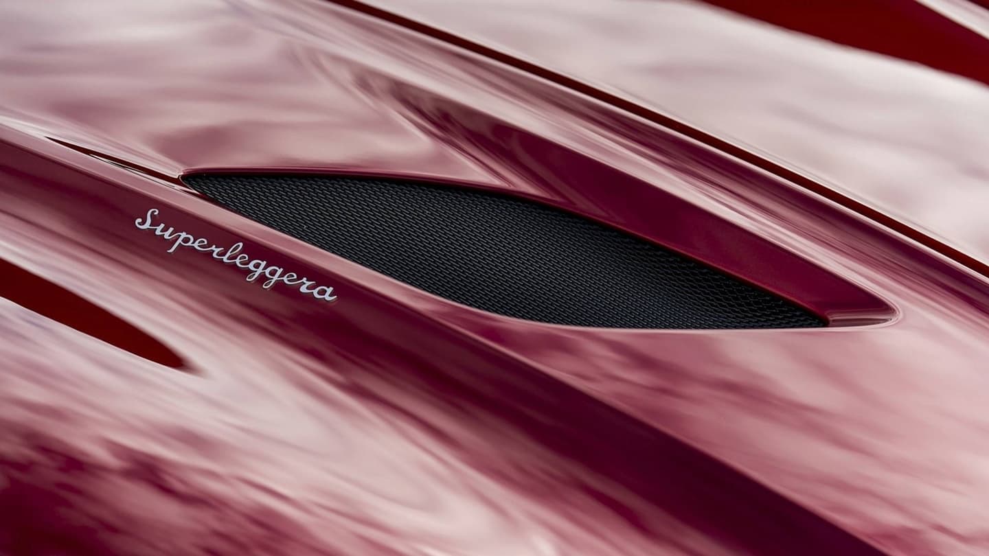Vista cercana de la inscripción 'Superleggera' en Aston Martin DBS.