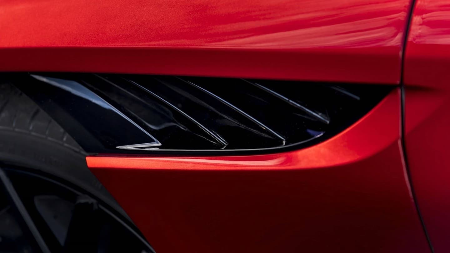 Toma cercana de la distintiva ventilación lateral del DBS Superleggera.