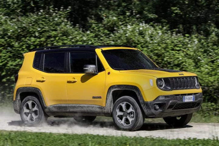 Vista dinámica del Jeep Renegade en color amarillo destacando su aspecto robusto