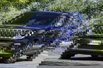 Vista frontal y lateral del Jeep Renegade, destacando su robusta parrilla.