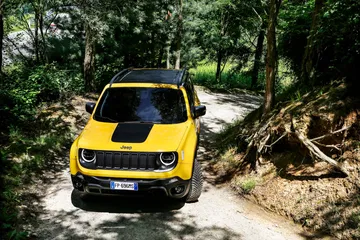 Vista dinámica del Jeep Renegade mostrando su frontal robusto y línea lateral.