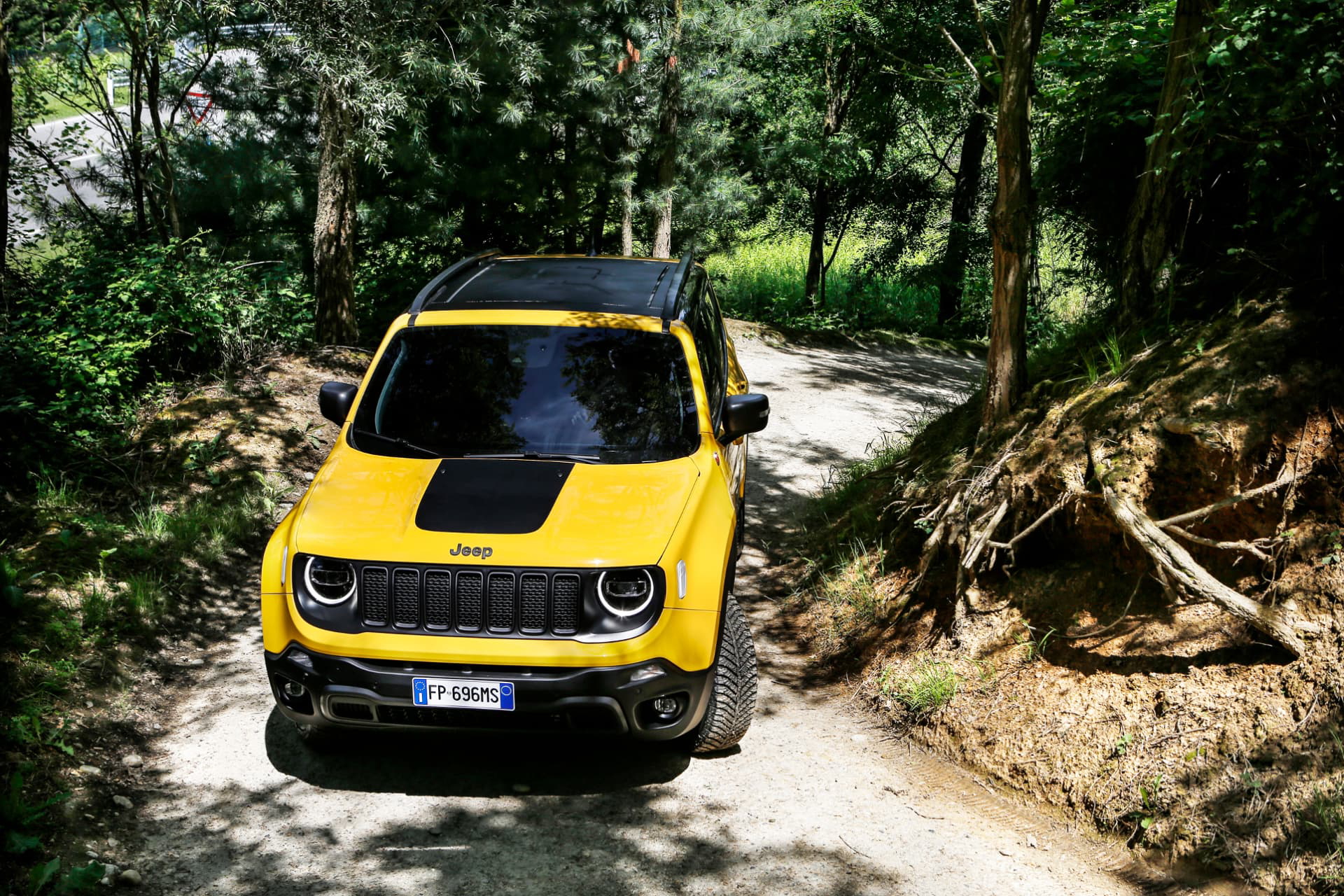Vista dinámica del Jeep Renegade mostrando su frontal robusto y línea lateral.
