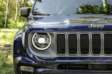 Primer plano parrilla y faro Jeep Renegade, icónico diseño.