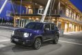 Una impecable toma lateral del Jeep Renegade que resalta su diseño robusto en un ambiente urbano nocturno.