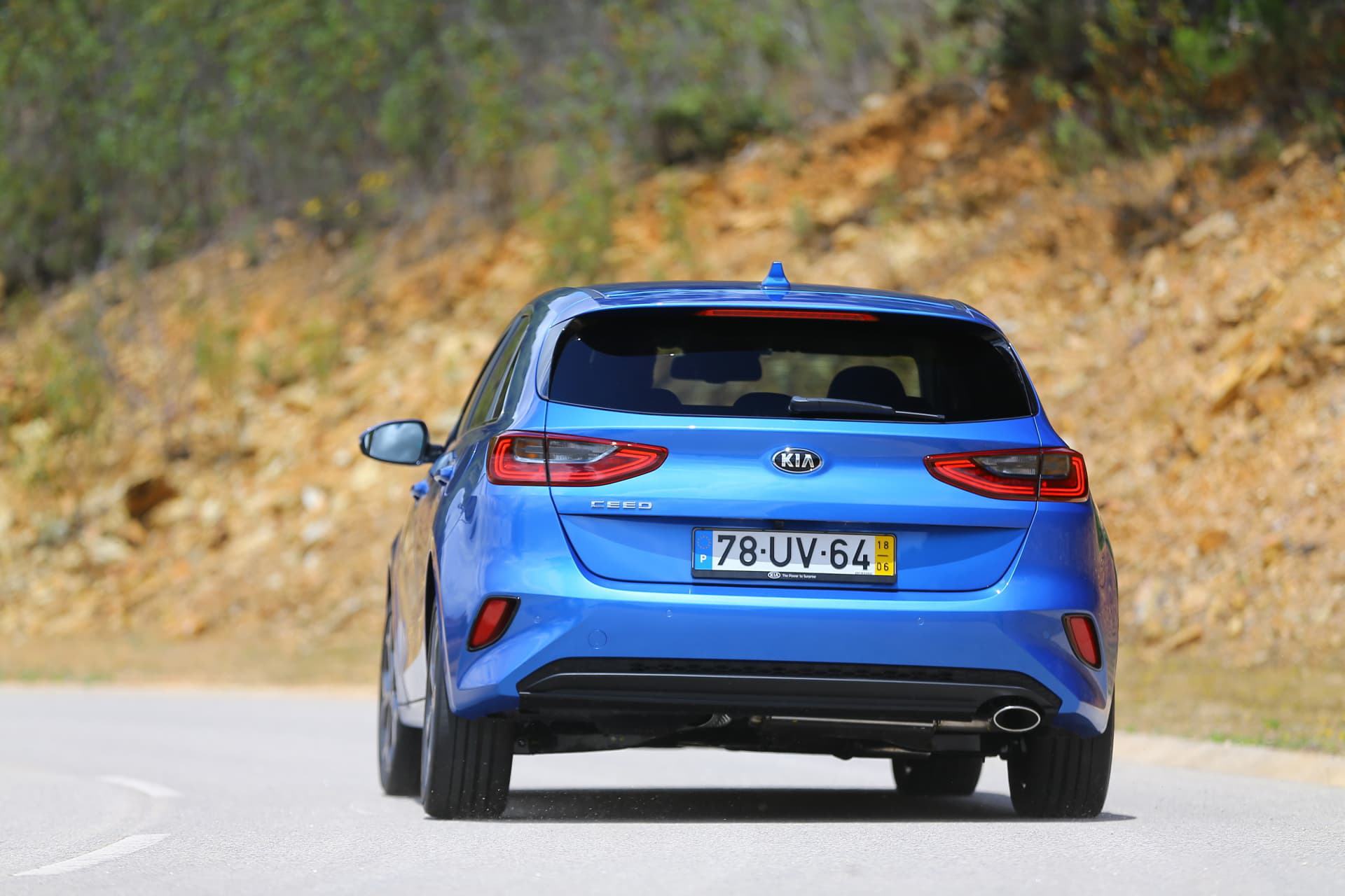 Kia Ceed 1 6 Crdi 6mt Transmission 136hp Blue Flame 18
