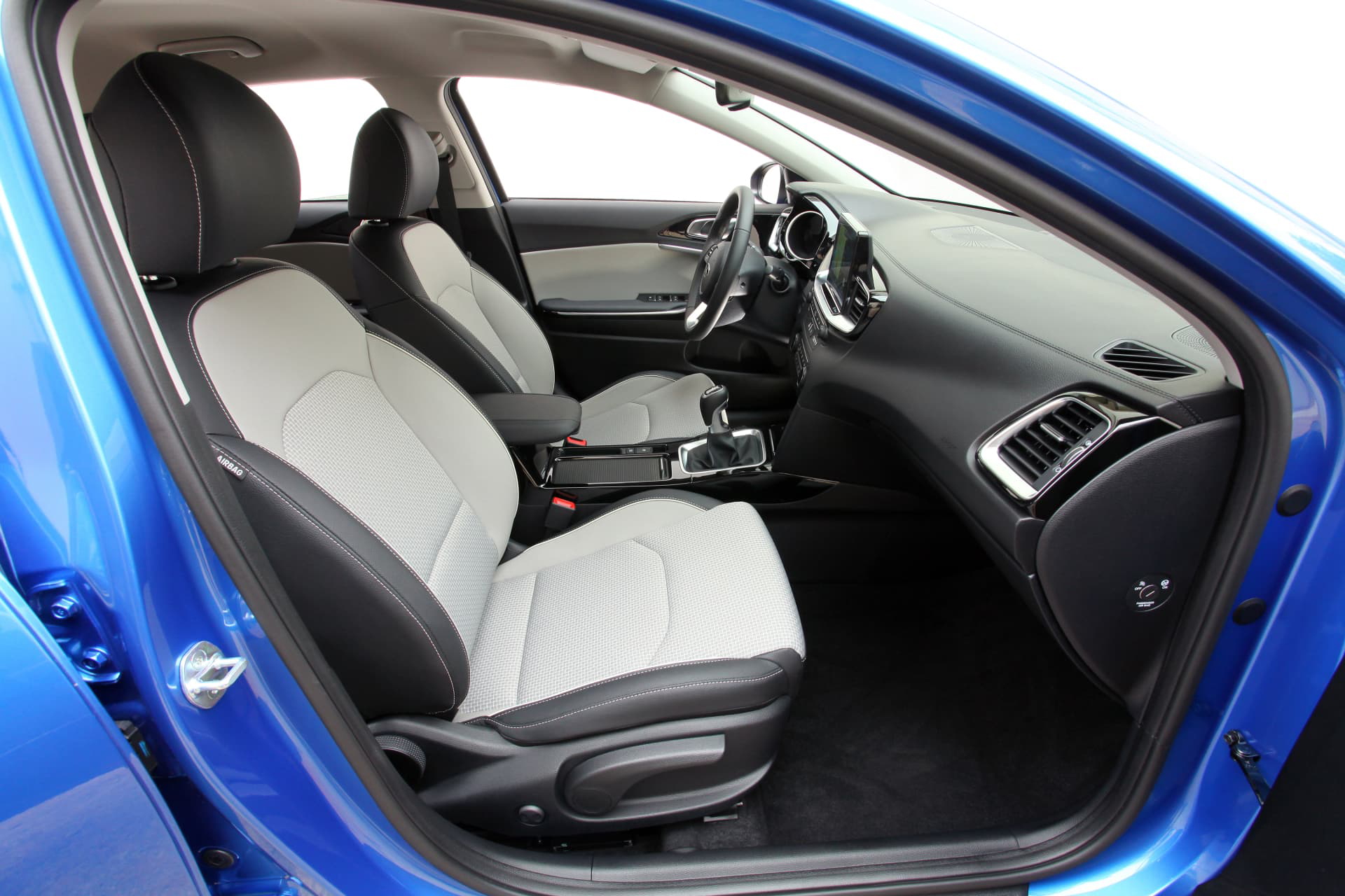 Kia Ceed 1 6 Crdi 6mt Transmission 136hp Blue Flame 31