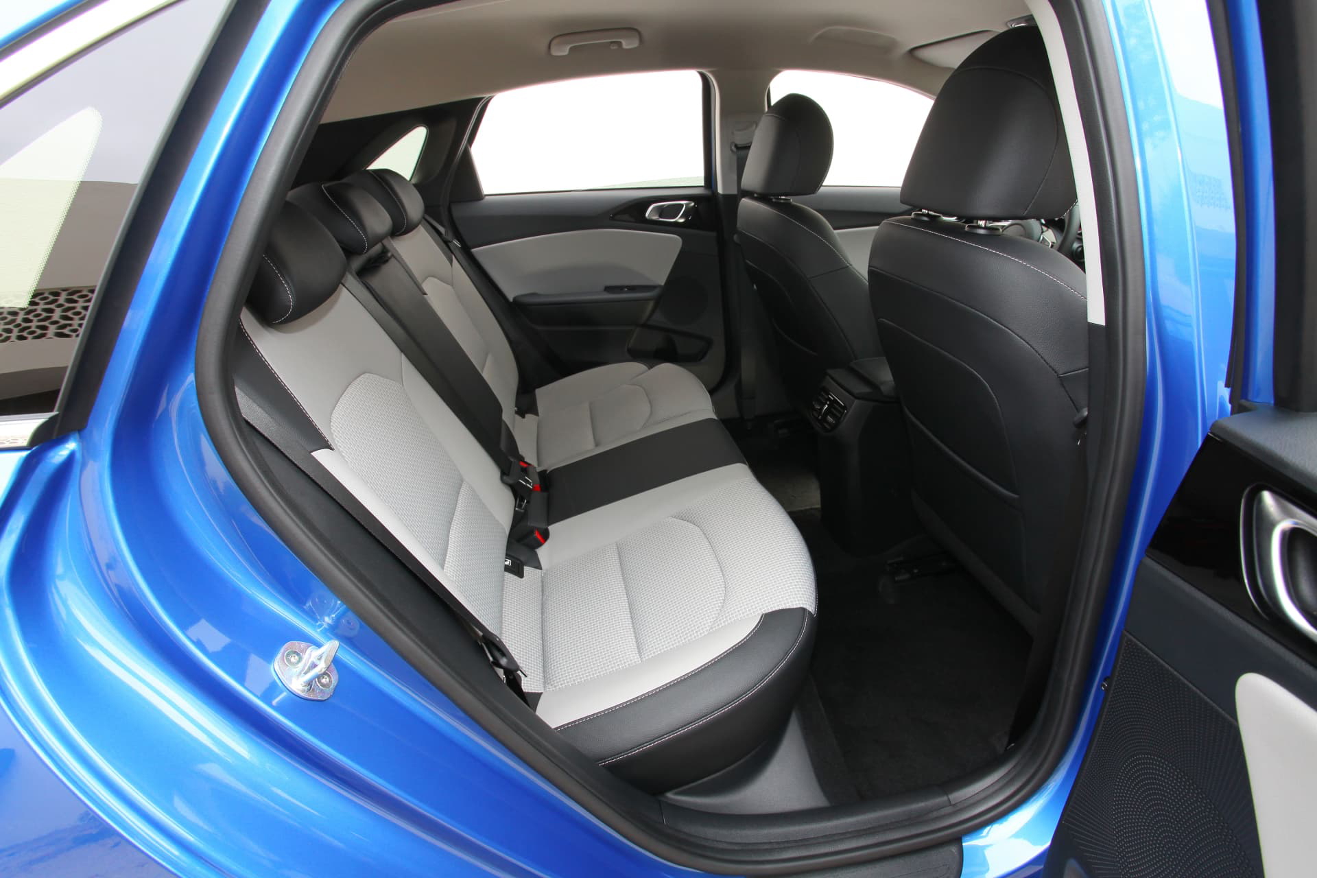 Kia Ceed 1 6 Crdi 6mt Transmission 136hp Blue Flame 32