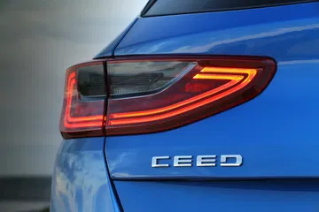 Kia Ceed 1 6 Crdi 6mt Transmission 136hp Blue Flame 39