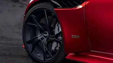 Primer plano de la llanta exclusiva del DBS Superleggera.