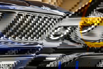 Vista detallada de la parrilla frontal icónica de Jeep Renegade.