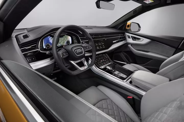 Vista del elegante interior del Audi Q8 destacando su lujoso salpicadero y asientos.