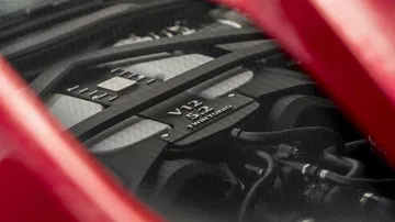 Vista parcial del potente motor V12 del Aston Martin DBS Superleggera.