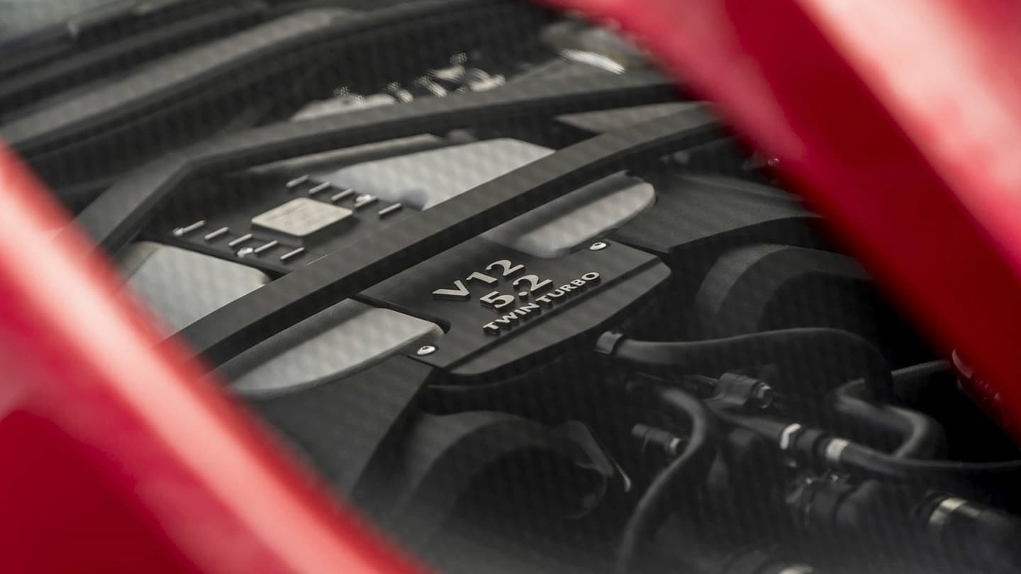 Vista parcial del potente motor V12 del Aston Martin DBS Superleggera.