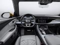 Vista del habitáculo del Audi Q8 destacando su volante y consola central.