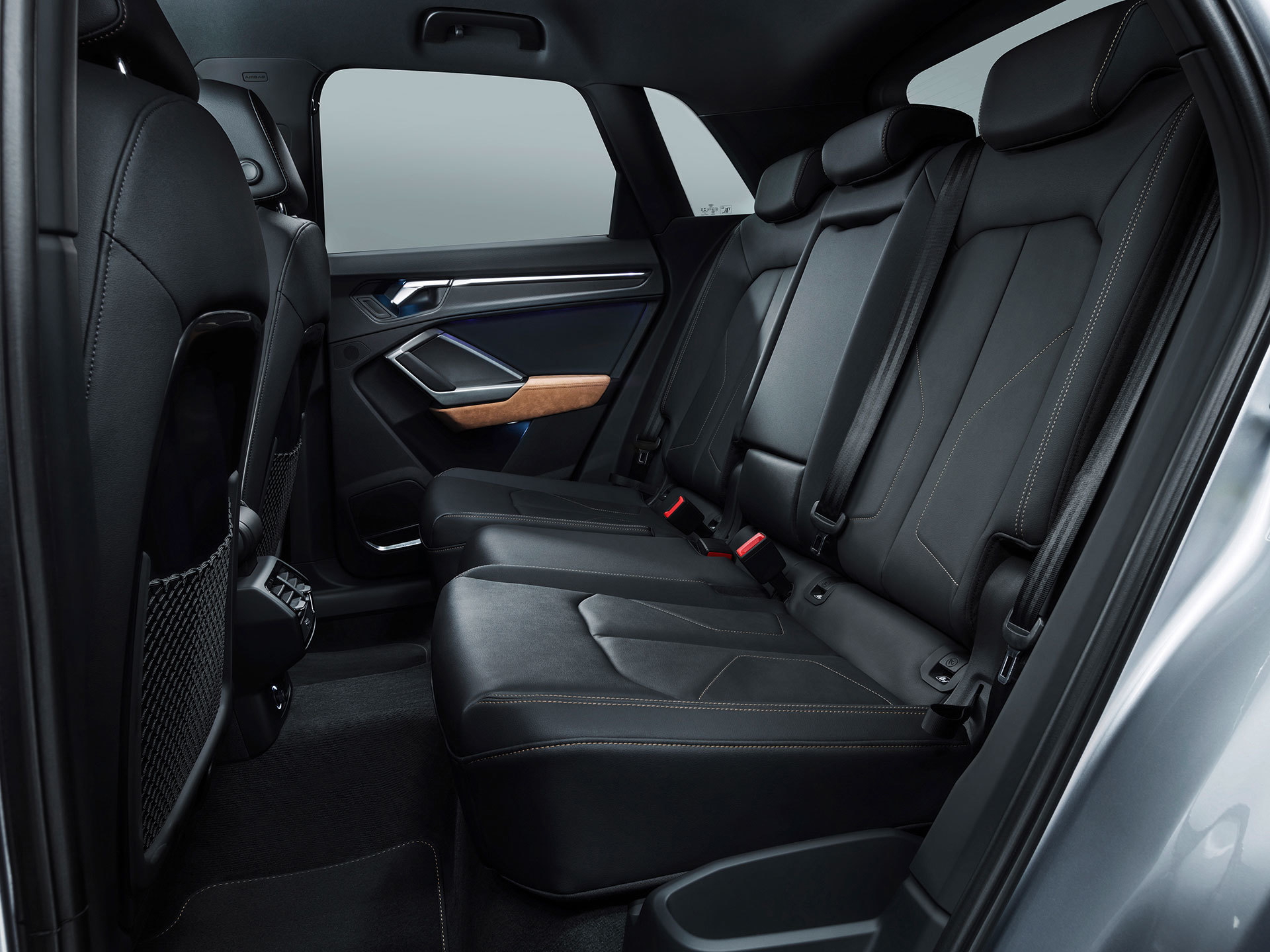 Vista de los asientos traseros del Audi Q3, destacando su diseño y comodidad.