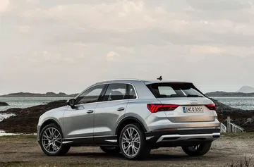 Vista lateral Audi Q3 destacando su silueta y diseño de llantas.