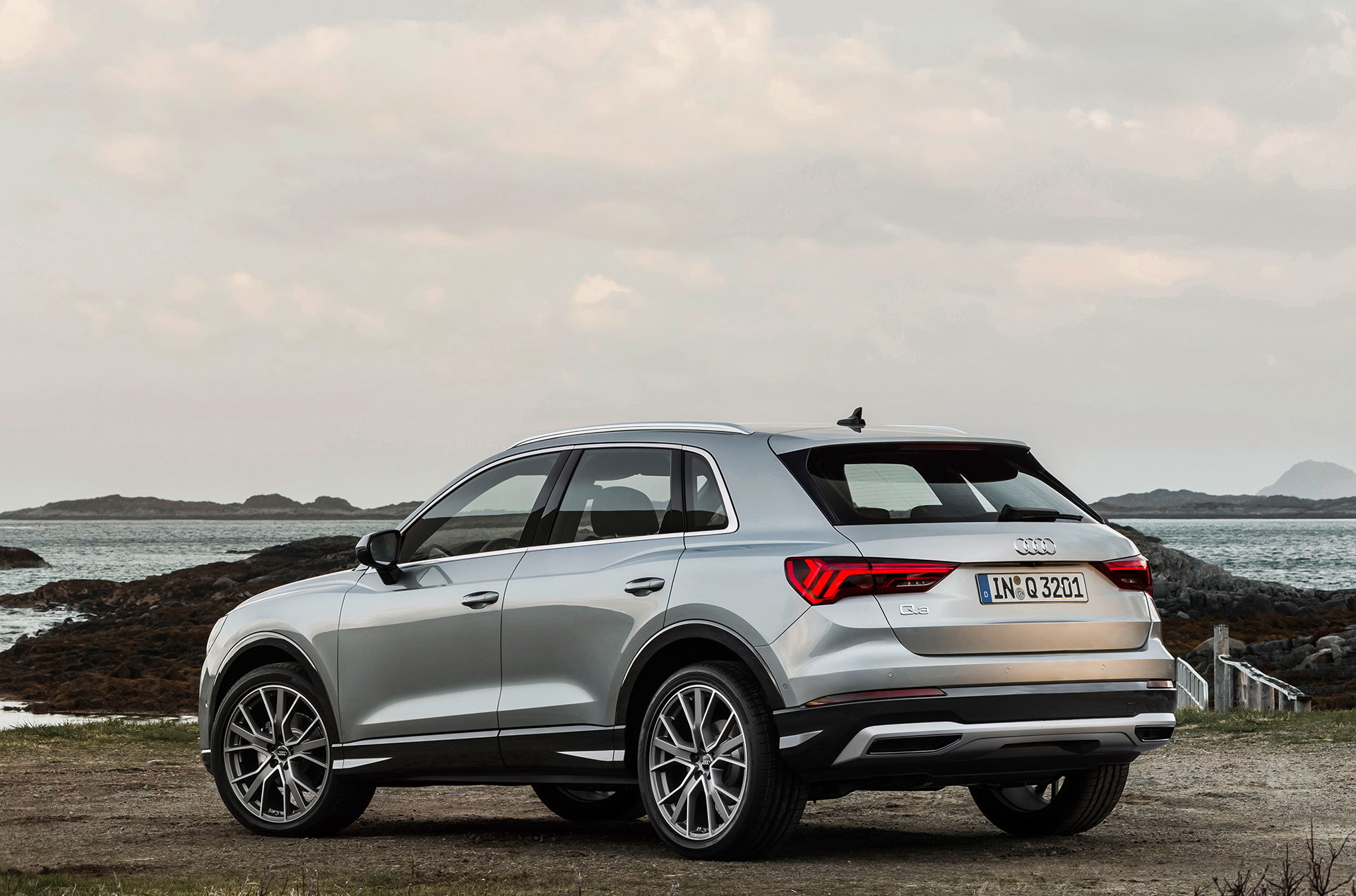 Vista lateral Audi Q3 destacando su silueta y diseño de llantas.