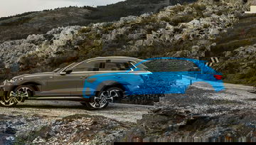 Vista lateral del Audi Q3 en su hábitat natural, destacando su línea dinámica.