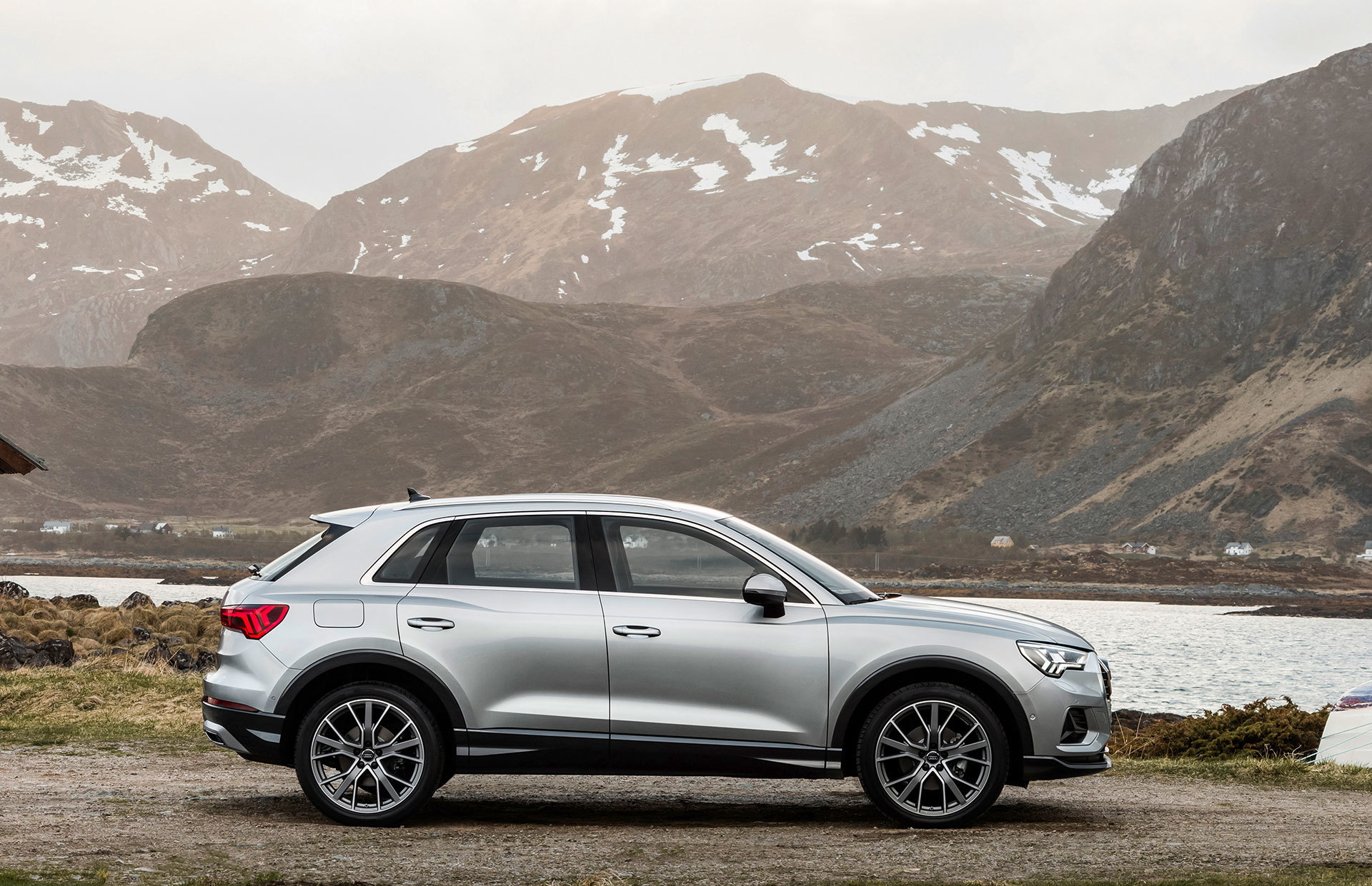 Perfil del Audi Q3 con diseño robusto y elegante ante paisaje montañoso.