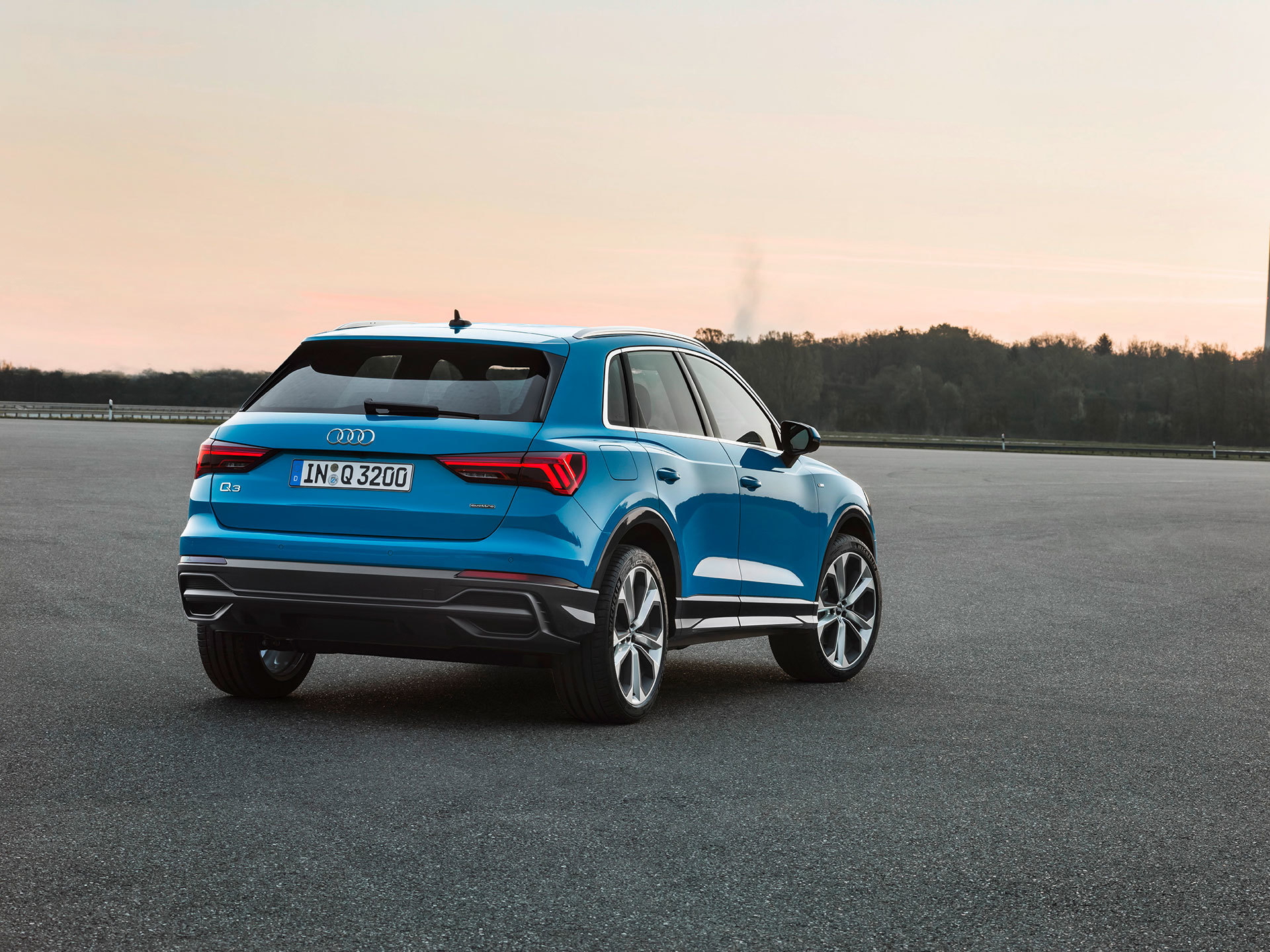 Vista dinámica trasera y lateral del Audi Q3 destacando su diseño deportivo.