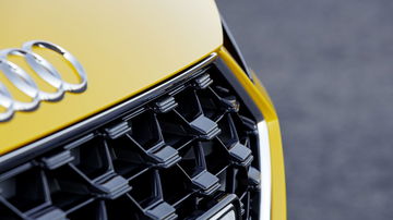 Audi TT mostrando su icónica silueta lateral y dinámica de diseño.