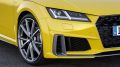 Audi TT mostrando su línea lateral y frontal dinámica en carretera abierta.