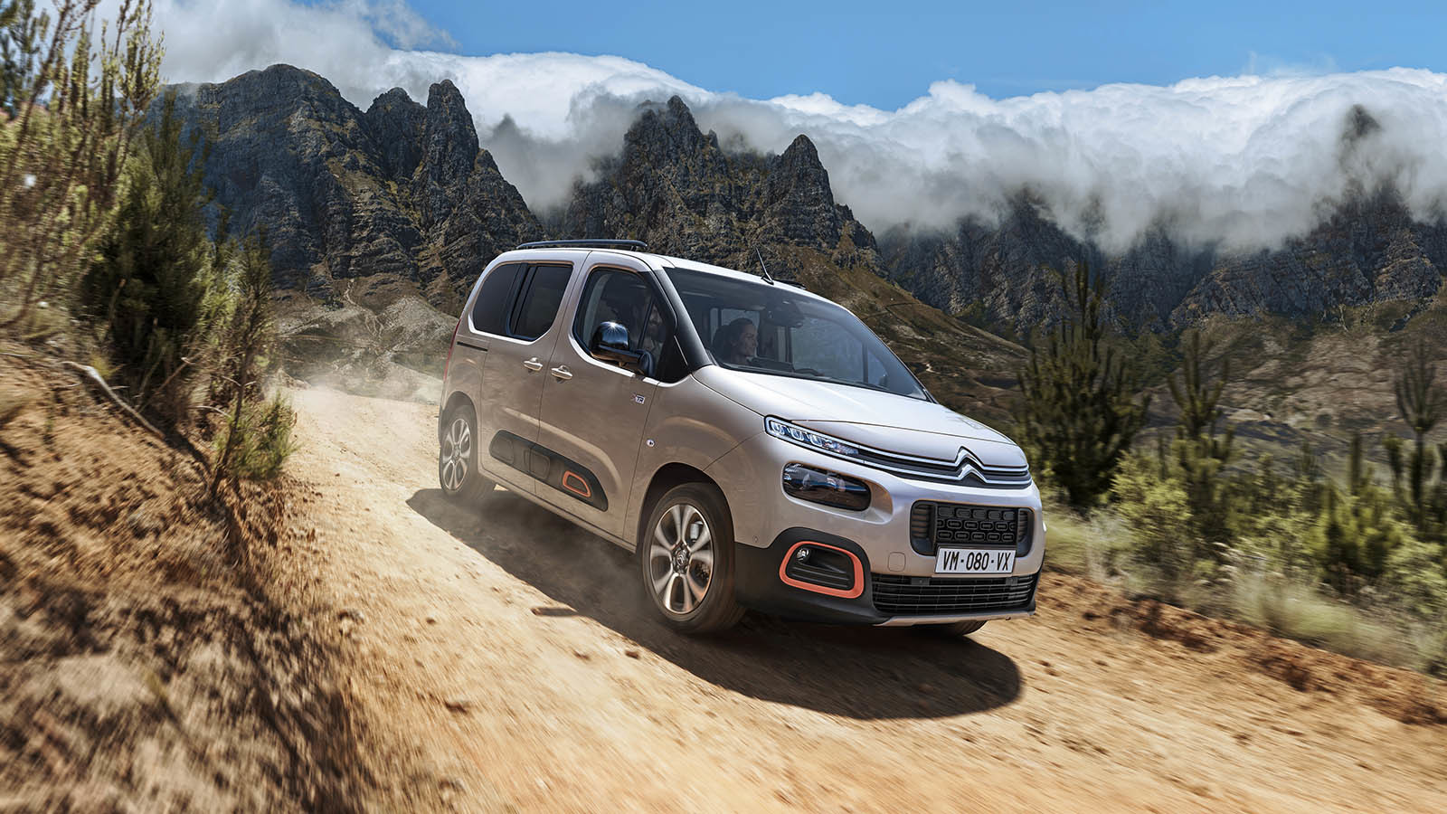 Citroën Berlingo mostrando su capacidad en terrenos rústicos.