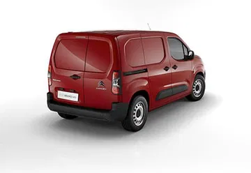 Citroën Berlingo rojo con vista a la parte trasera y lateral en estudio.