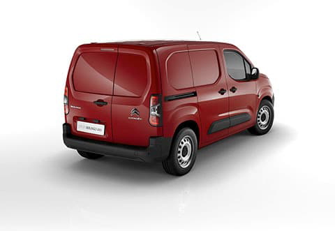 Citroën Berlingo rojo con vista a la parte trasera y lateral en estudio.