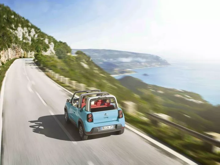 El Citroën e-Mehari recorre la costa con estilo y sostenibilidad