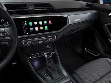 Vista de la consola central del Audi Q3 con pantalla táctil e interfaz de usuario.