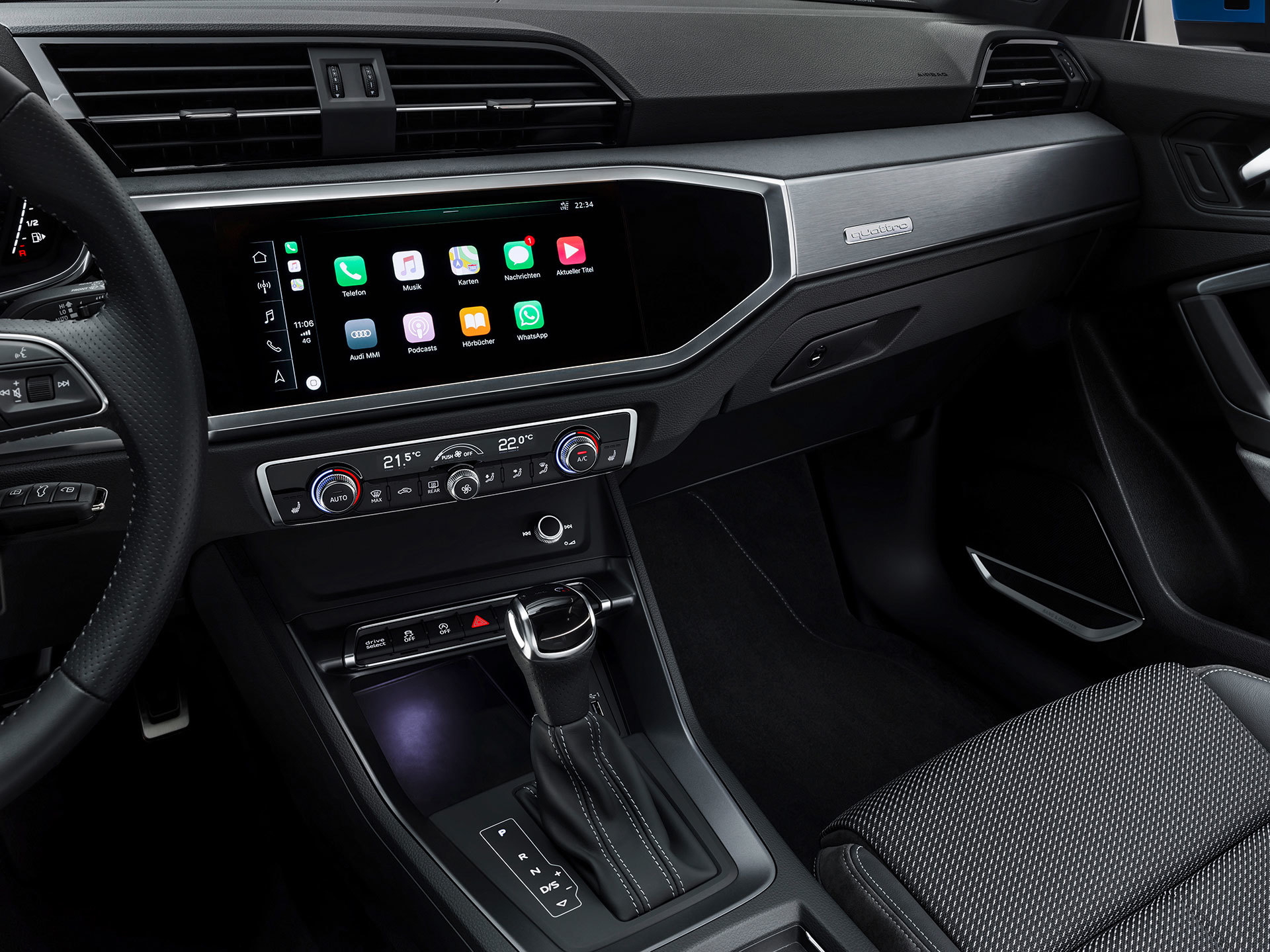 Vista de la consola central del Audi Q3 con pantalla táctil e interfaz de usuario.