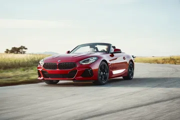 Vista dinámica del BMW Z4 con capota y realzando su diseño agresivo