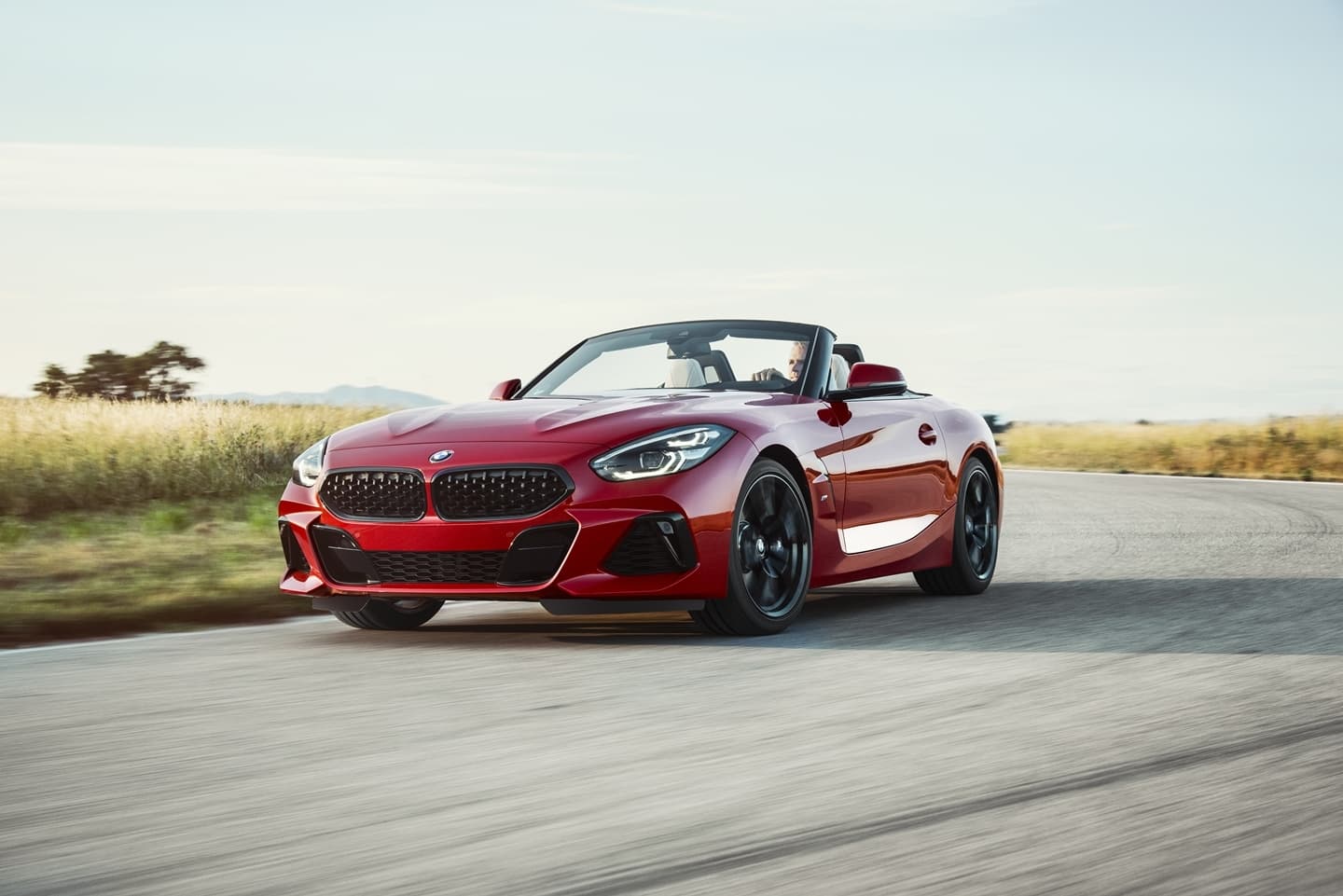 Vista dinámica del BMW Z4 con capota y realzando su diseño agresivo