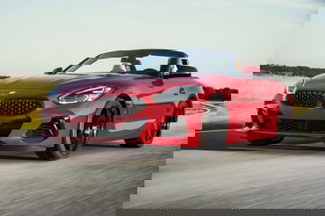 Vista dinámica del BMW Z4 en rojo, destacando su diseño deportivo.