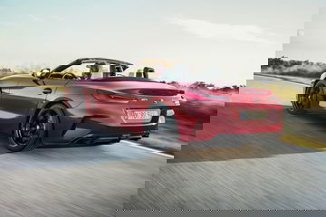 Vista trasera y lateral del BMW Z4 destacando su diseño deportivo.