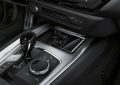 Vista en detalle de la consola central del BMW Z4 con énfasis en los mandos del cambio.