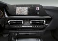 Vista del moderno sistema de infotainment del BMW Z4, incluye pantalla táctil.