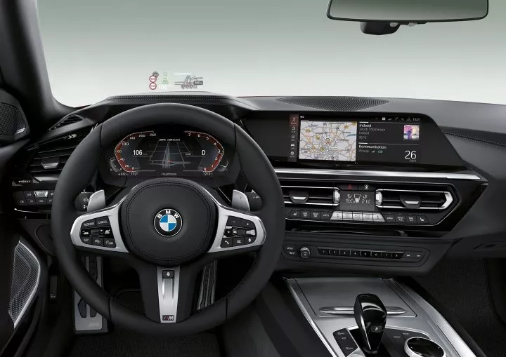 Vista del volante y sistema de infotainment del BMW Z4.