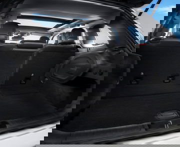 Amplio maletero del Jeep Cherokee, mostrando su capacidad y acabados.