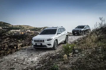 Dos Jeep Cherokee enfrentando terrenos off-road con aplomo y robustez.
