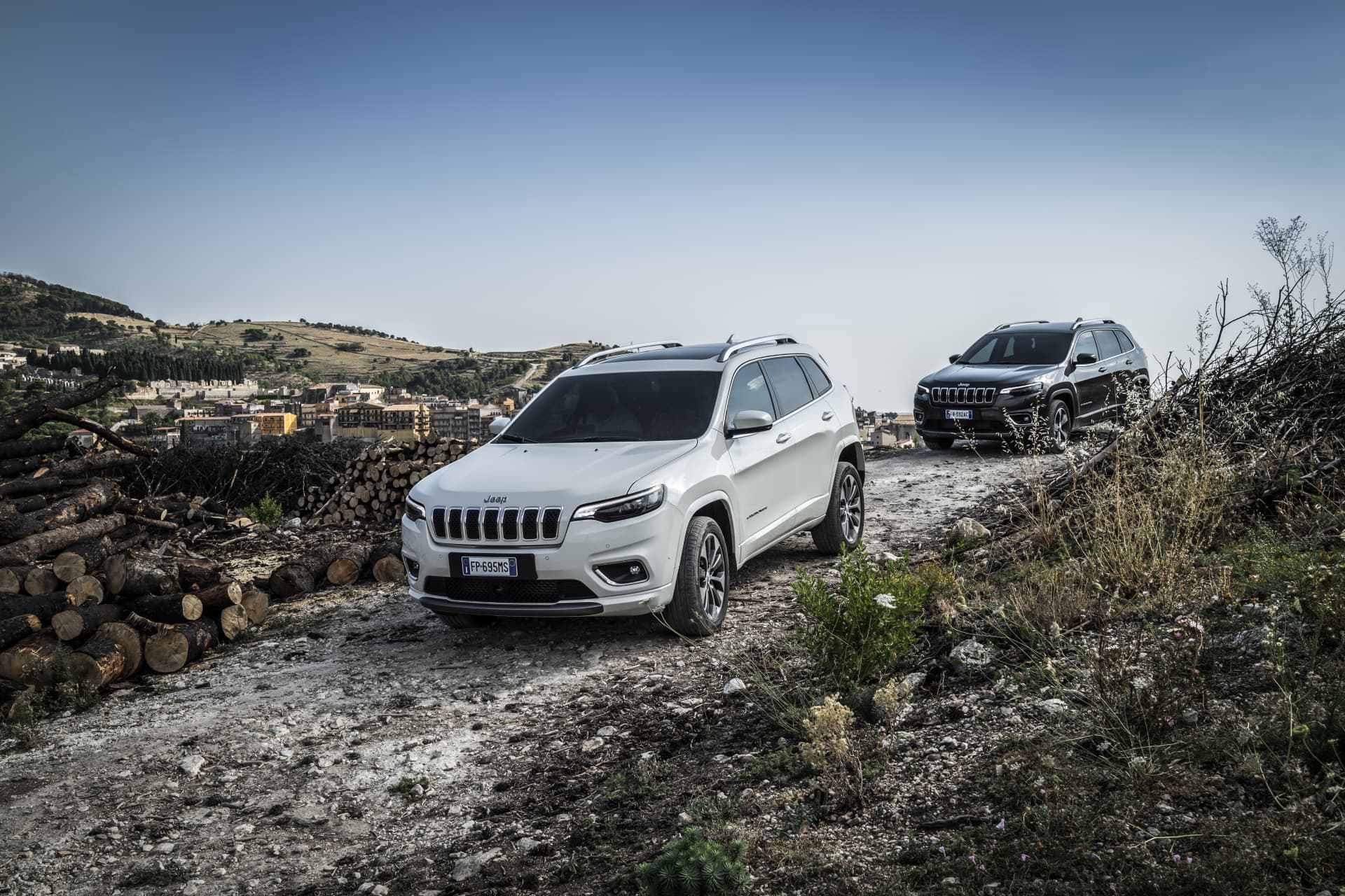 Dos Jeep Cherokee enfrentando terrenos off-road con aplomo y robustez.