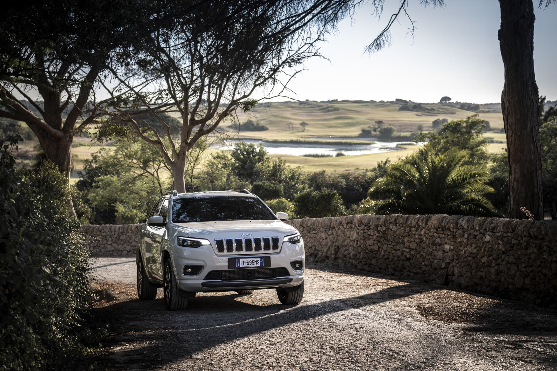 Vista delantera y lateral del Jeep Cherokee en entorno natural.