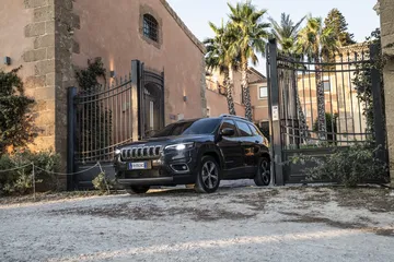 Vista del Jeep Cherokee en un entorno urbano, destacando su frontal robusto y diseño lateral.