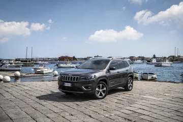Vista angular delantera del Jeep Cherokee en un muelle